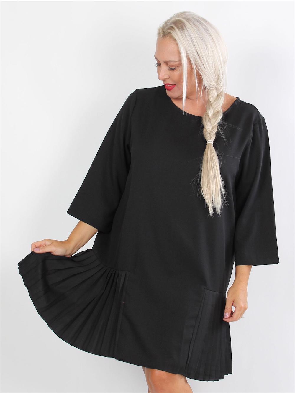 Parla - Svart klänning i a-form med volangdetaljer och 3/4-ärmar